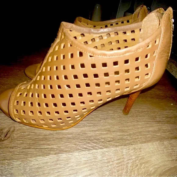 TAHARI Tan Heeled Sandals - size 6.5 - Picture 2 of 5